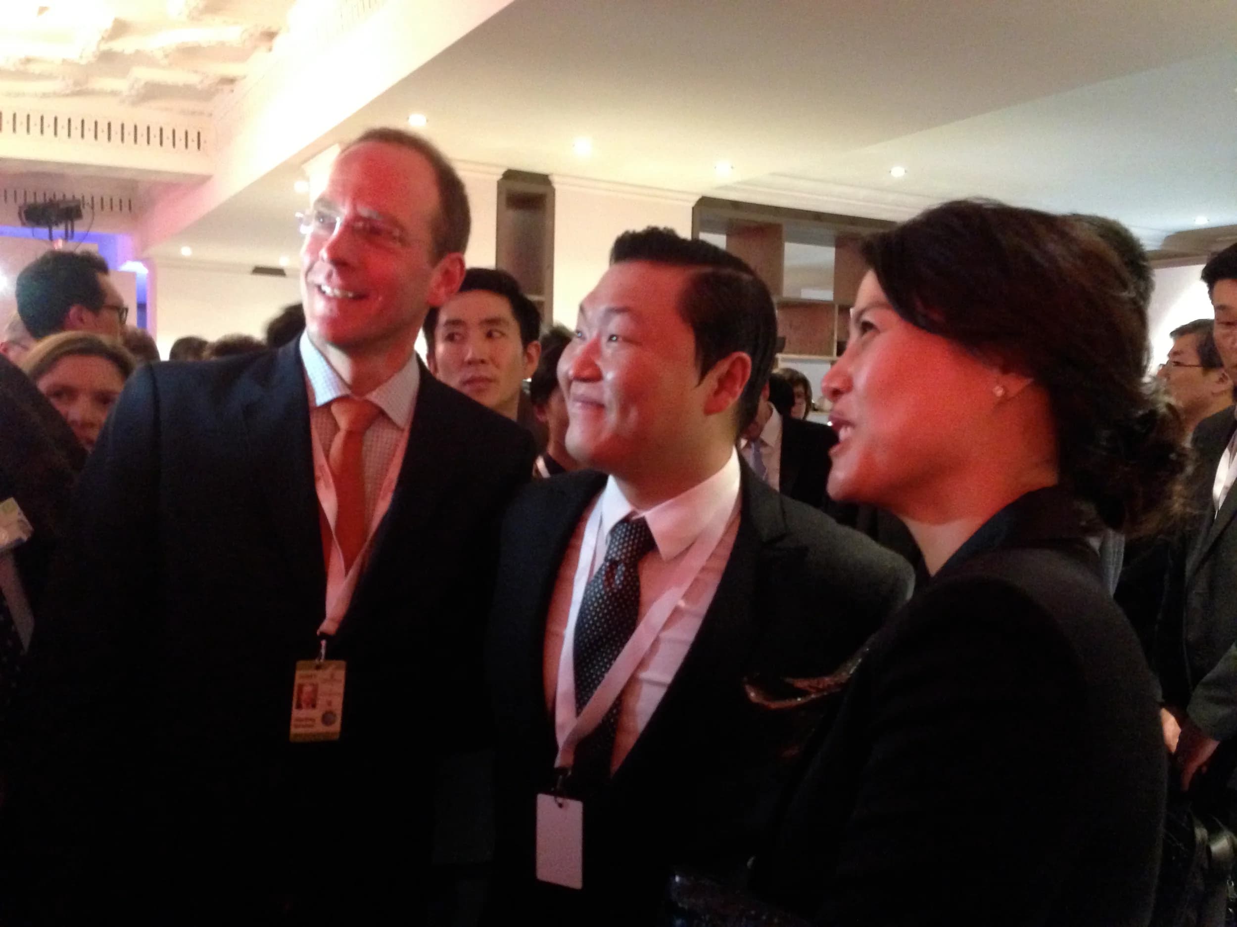 Geoffrey Kirkman riendo con otros invitados en una recepción del Foro Económico Mundial en Davos