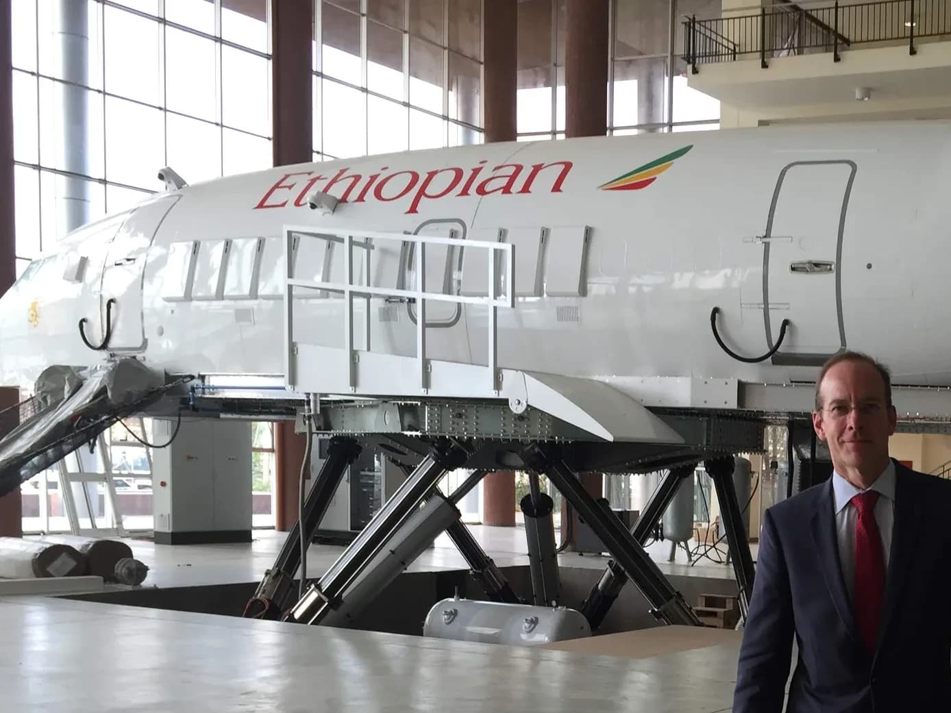 Geoffrey Kirkman en un hangar de instrucción de Ethiopian Airlines en Adís Abeba, con el fuselaje de un avión detrás