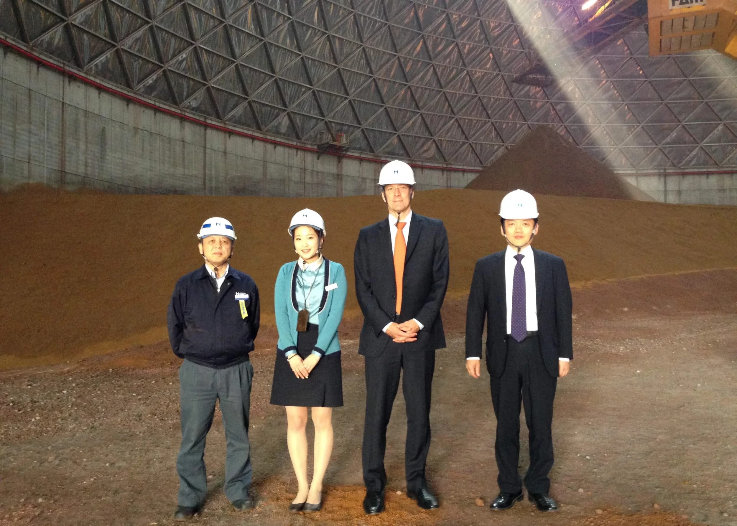 Geoffrey Kirkman con casco junto a un equipo de Hyundai Steel, dentro de una cúpula de materia prima